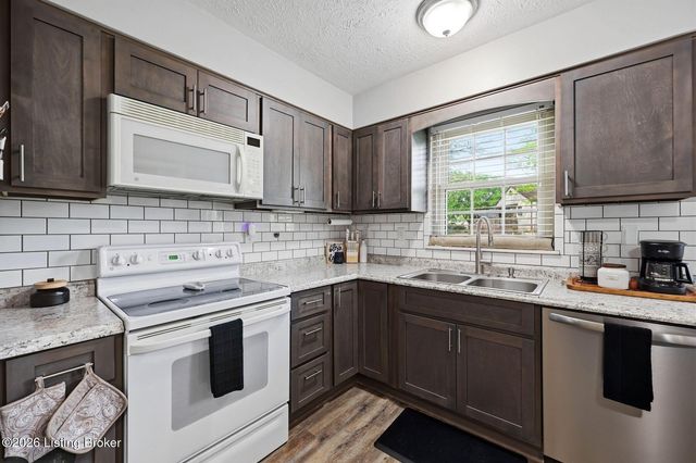 10802 Corbin Ct, Louisville, KY 40229