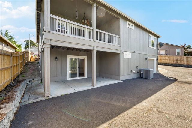 1174 Highlands Drive, Eagle Point, OR 97524