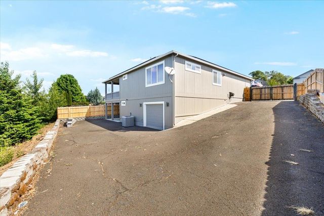 1174 Highlands Drive, Eagle Point, OR 97524