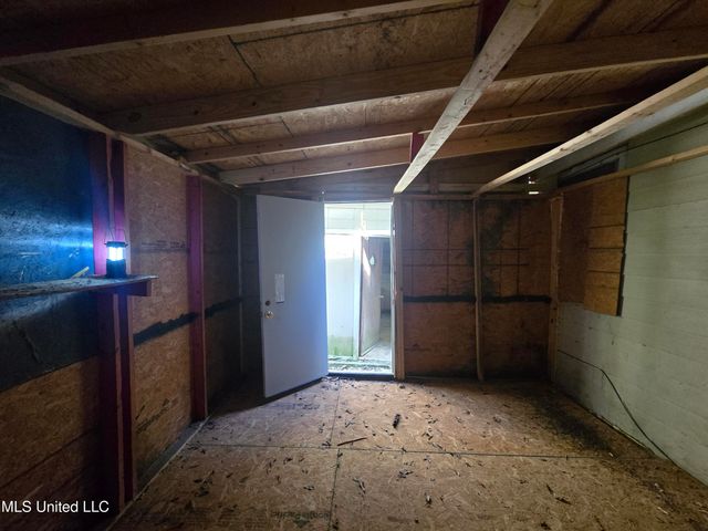 1104 Mccluer Road, Jackson, MS 39212