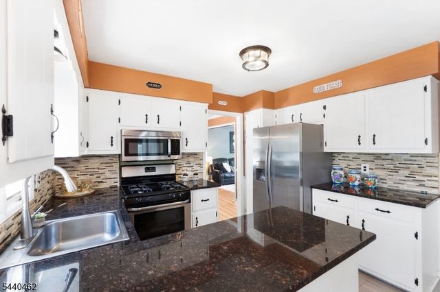 5 Heather Hill Way, Bridgewater Twp., NJ 08807