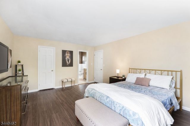 5 Heather Hill Way, Bridgewater Twp., NJ 08807