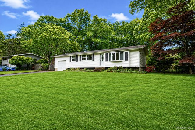 16 Lodge Lane, East Setauket, NY 11733