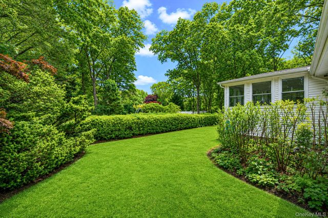 16 Lodge Lane, East Setauket, NY 11733