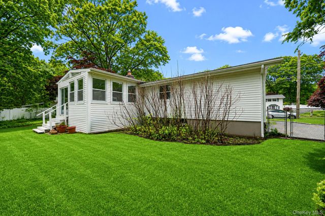 16 Lodge Lane, East Setauket, NY 11733
