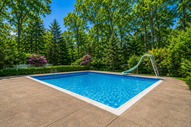 16 Lodge Lane, East Setauket, NY 11733