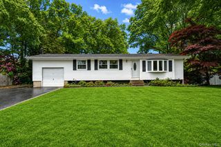 16 Lodge Lane, East Setauket, NY 11733