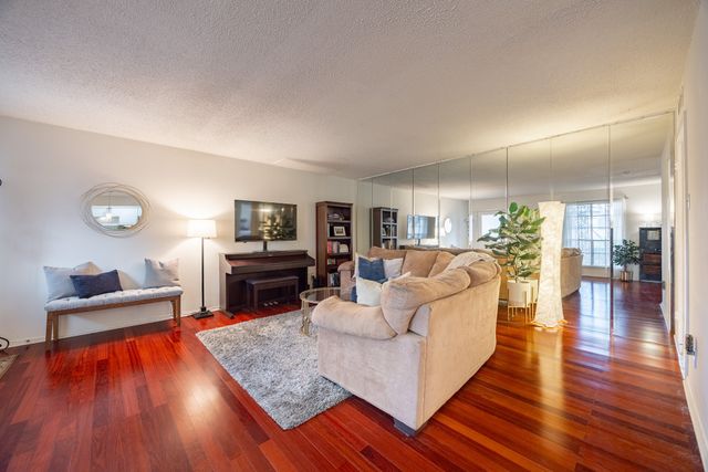 6027 E University Boulevard 215, Dallas, TX 75206