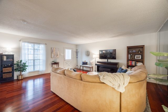 6027 E University Boulevard 215, Dallas, TX 75206