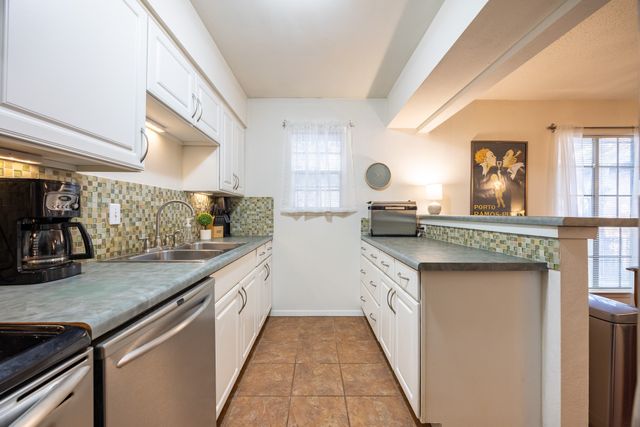 6027 E University Boulevard 215, Dallas, TX 75206