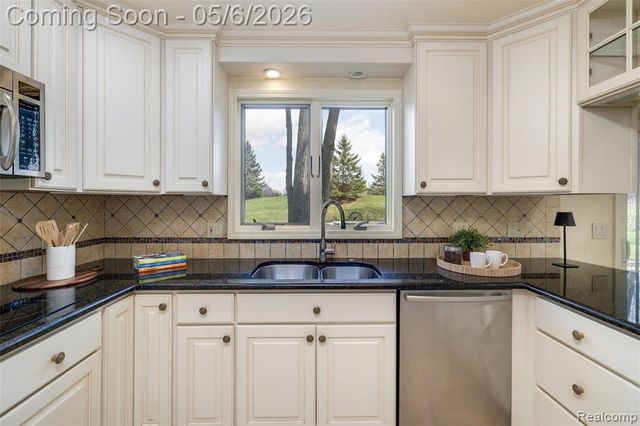 2317 Chelsea Court, Troy, MI 48084