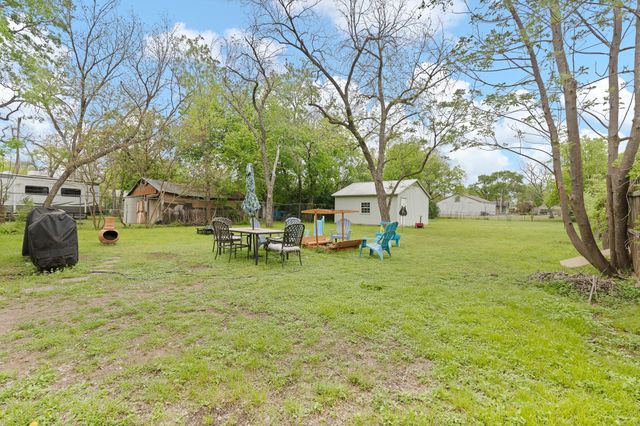 226 W Willingham Street, Cleburne, TX 76033