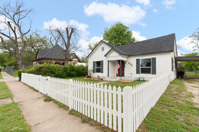 226 W Willingham Street, Cleburne, TX 76033