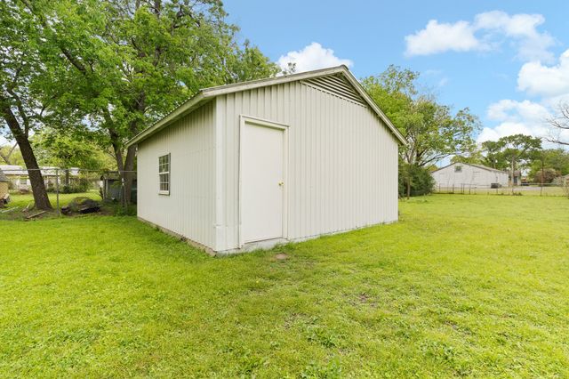 226 W Willingham Street, Cleburne, TX 76033