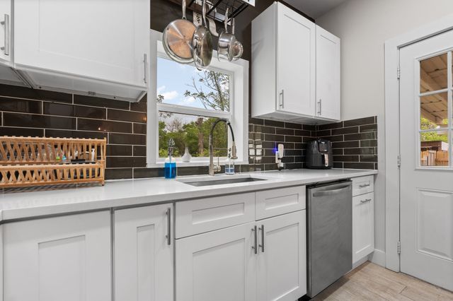 226 W Willingham Street, Cleburne, TX 76033