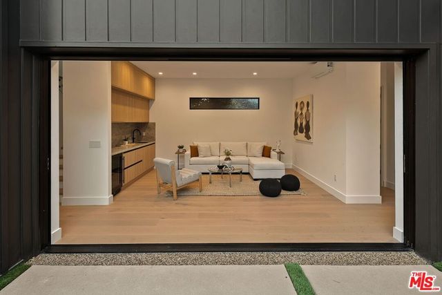 3621 Moore Street, Los Angeles, CA 90066