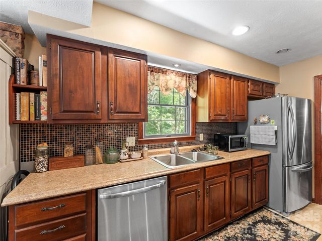 3 Westbridge Drive, Hendersonville, NC 28739