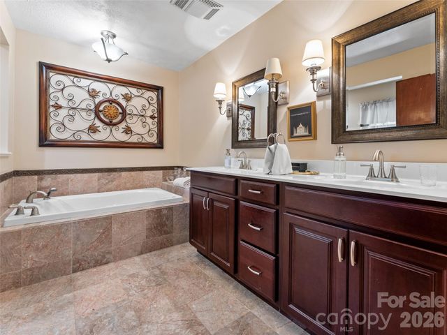 3 Westbridge Drive, Hendersonville, NC 28739