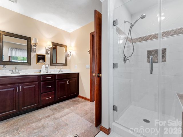 3 Westbridge Drive, Hendersonville, NC 28739