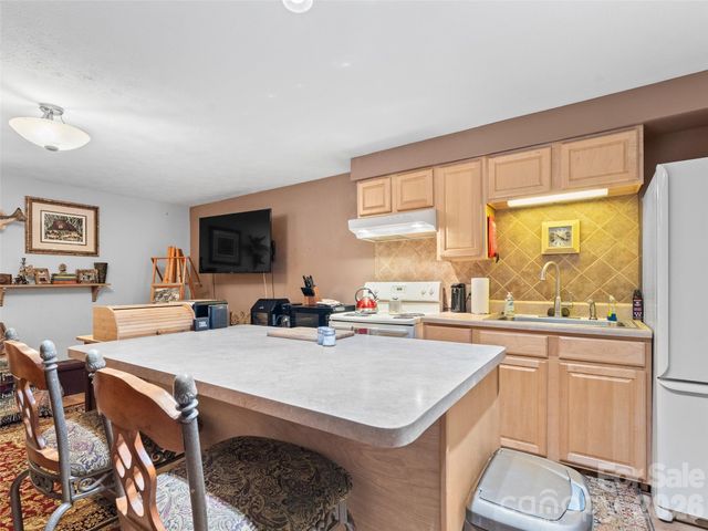3 Westbridge Drive, Hendersonville, NC 28739