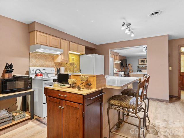 3 Westbridge Drive, Hendersonville, NC 28739