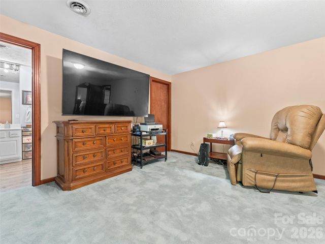 3 Westbridge Drive, Hendersonville, NC 28739