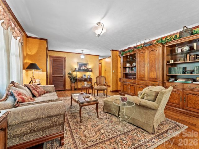3 Westbridge Drive, Hendersonville, NC 28739
