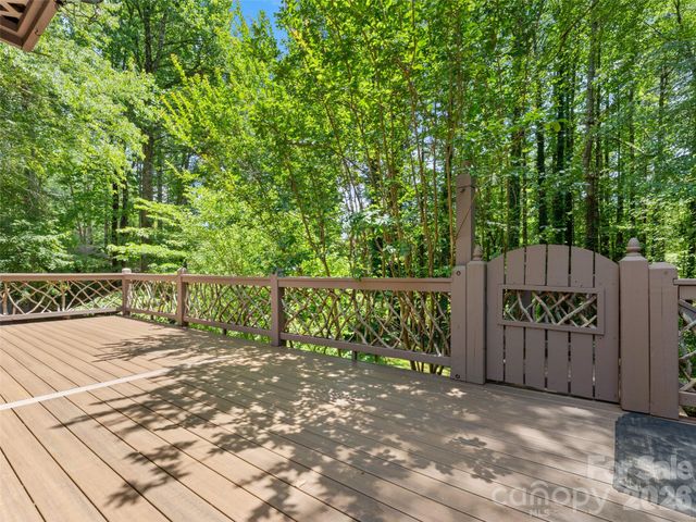 3 Westbridge Drive, Hendersonville, NC 28739