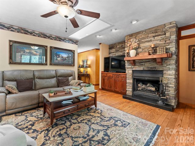 3 Westbridge Drive, Hendersonville, NC 28739