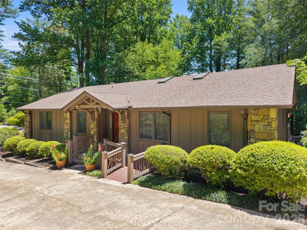 3 Westbridge Drive, Hendersonville, NC 28739
