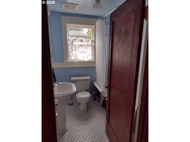 612 HARRISON Ave, Astoria, OR 97103