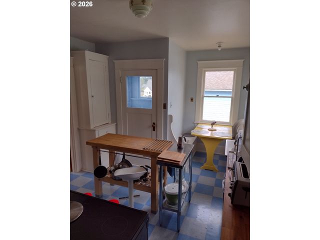 612 HARRISON Ave, Astoria, OR 97103