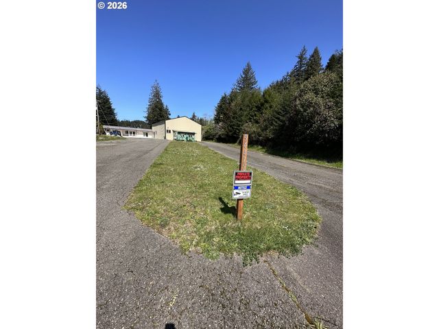 94475 Golf Course Ln, North Bend, OR 97459
