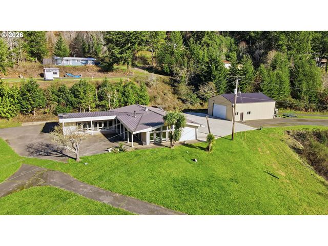 94475 Golf Course Ln, North Bend, OR 97459