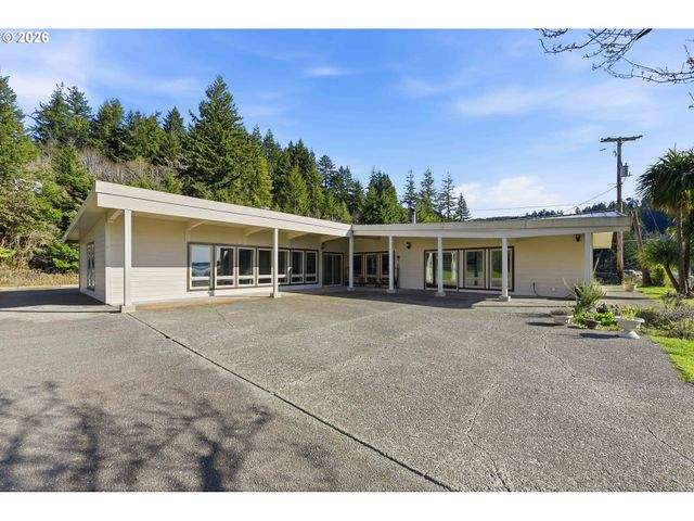 94475 Golf Course Ln, North Bend, OR 97459