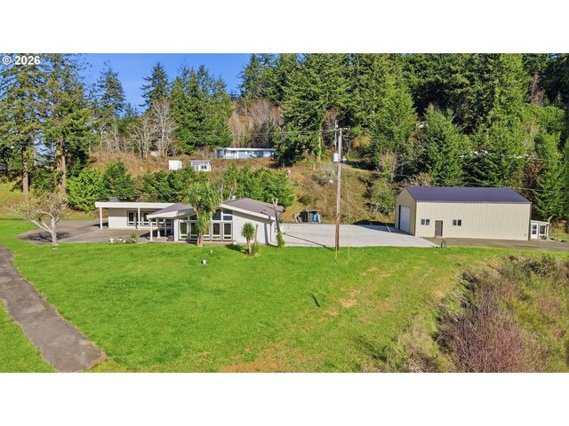 94475 Golf Course Ln, North Bend, OR 97459