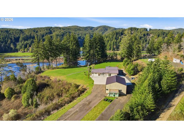 94475 Golf Course Ln, North Bend, OR 97459