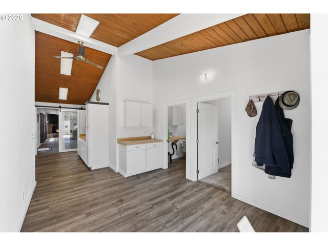 94475 Golf Course Ln, North Bend, OR 97459