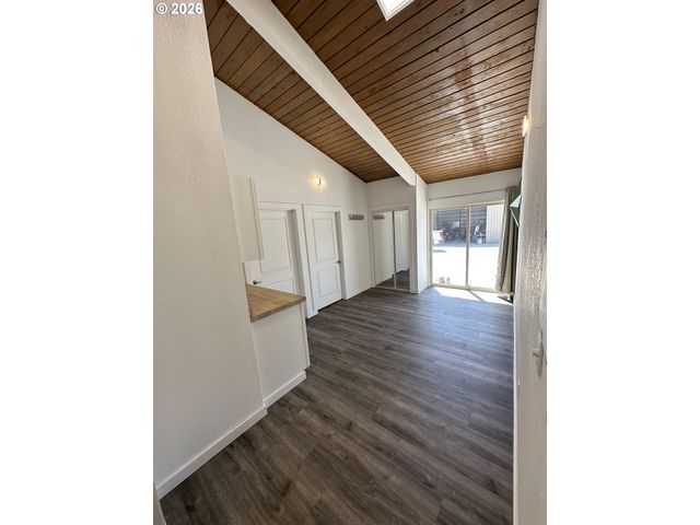 94475 Golf Course Ln, North Bend, OR 97459