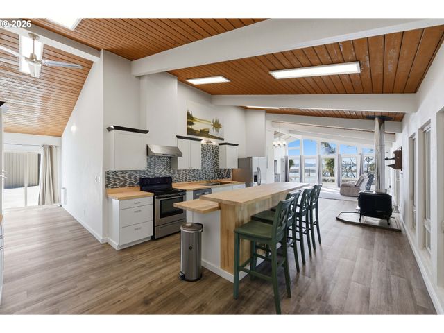 94475 Golf Course Ln, North Bend, OR 97459