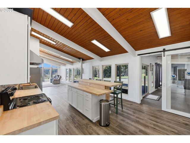 94475 Golf Course Ln, North Bend, OR 97459