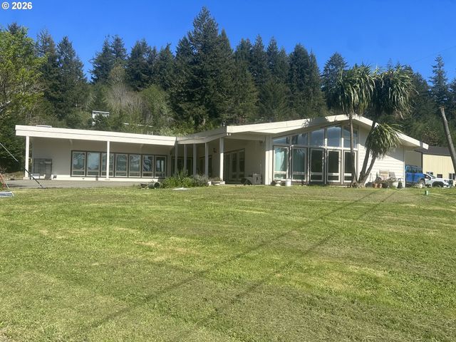 94475 Golf Course Ln, North Bend, OR 97459