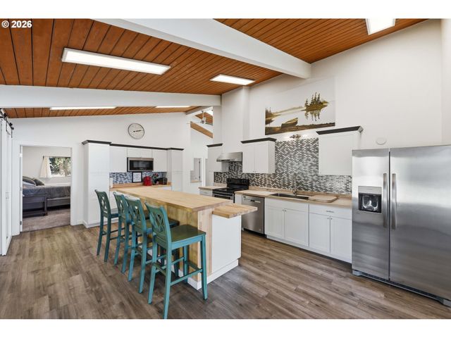 94475 Golf Course Ln, North Bend, OR 97459