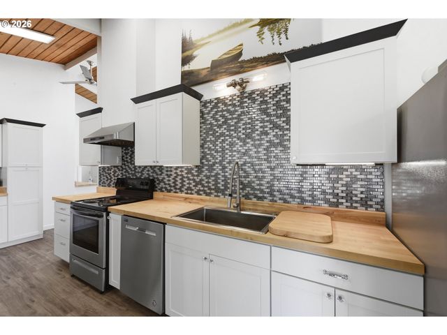 94475 Golf Course Ln, North Bend, OR 97459