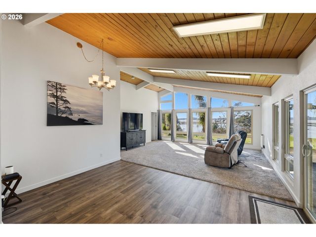 94475 Golf Course Ln, North Bend, OR 97459