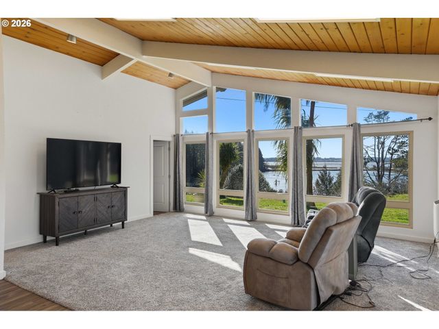 94475 Golf Course Ln, North Bend, OR 97459