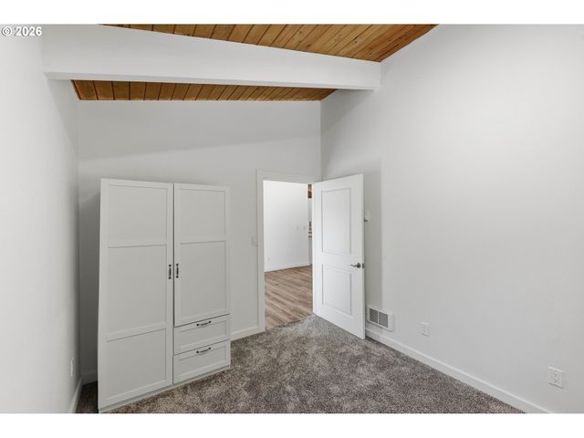 94475 Golf Course Ln, North Bend, OR 97459