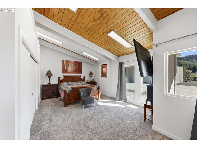 94475 Golf Course Ln, North Bend, OR 97459