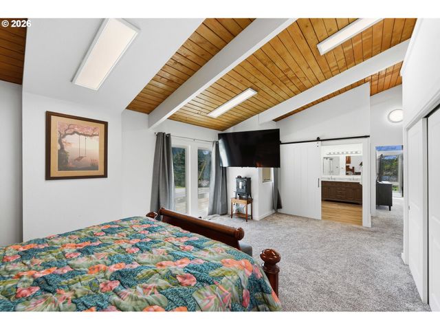 94475 Golf Course Ln, North Bend, OR 97459