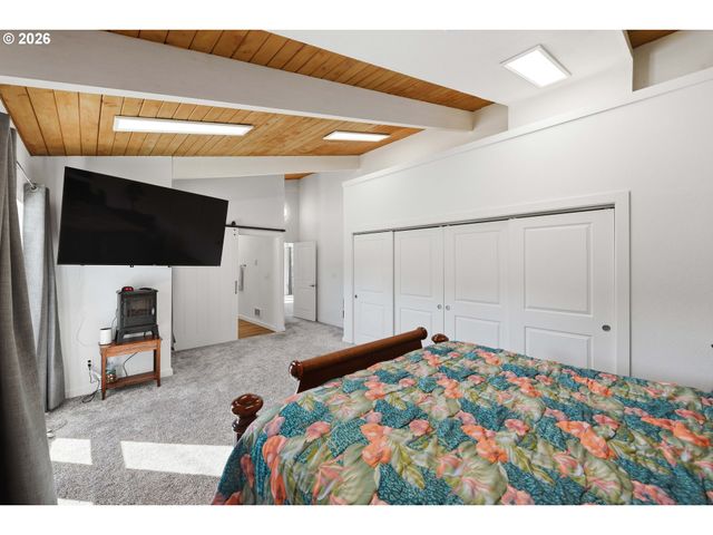 94475 Golf Course Ln, North Bend, OR 97459